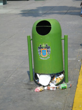 Parque central de Jes�s Mar�a, cubo de
                        basura defecto