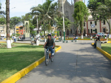 vergr�ssernJes�s Mar�a: Parque central,
                        entrada del nordeste con ciclista