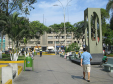 Jes�s Mar�a: Parque central, camino del
                        norte al sur con el monumento de familia