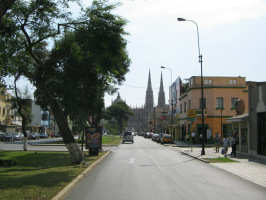 Jes�s Mar�a, avenida Cuba: Vista del
                        sudeste al noroeste con la iglesia San Jos� al
                        fondo