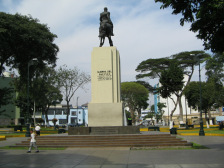 Monumento Caceres en la plaza Caceres
