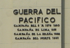 Monumento Caceres en la plaza Caceres,
                        texto conmemorativo