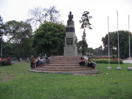Jesus Maria, Parkdenkmal an der Plaza
                          Chavez fr den Poeten Valllejo