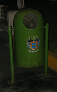 Jes�s Mar�a, cubo de basura en el parque
                      central con la bandera de Jes�s Mar�a