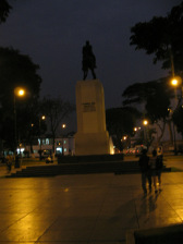 Jes�s Mar�a: Monumento Caceres en la noche