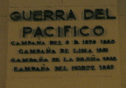 vergr�ssernJes�s Mar�a: Monumento Caceres
                        en la noche, texto conmemorativo