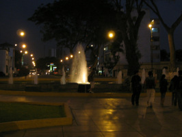Jes�s Mar�a: Parque Caceres, fuente en la
                        noche