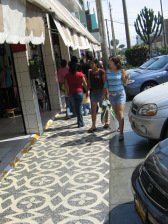 Avenida Urtuaga:
Künsterisches Trottoir mit Peruanerinnen Avenida Urtuaga: Künsterisches Trottoir
mit Peruanerinnen