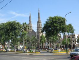 Jesus
Maria: Sicht auf die Kirche San José von Nordost
mit dem Zentralpark Jesus Maria: Sicht auf die Kirche San José
von Nordost mit dem Zentralpark