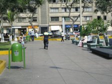Jesus
Maria: Zentralpark,Weg von West nach Ost mit
Springbrunnen Jesus Maria: Zentralpark,Weg von West
nach Ost mit Springbrunnen