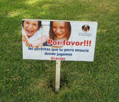 Jesus
Maria, Zentralpark, Gebotstafel gegen
Hundescheisse im Park Jesus Maria, Zentralpark, Gebotstafel
gegen Hundescheisse im Park