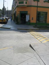 Jesus Maria, Kreuzung Cuba / Yupanou:
Trottoirrampen und Strassenschwelle Jesus Maria, Kreuzung Cuba / Yupanou:
Trottoirrampen und Strassenschwelle