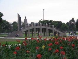 Jesus Maria, Park "Campo de
                          Marte", Br�ckendenkmal mit Tanzgruppe
