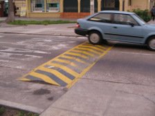Avenida Talara, Strassenschwelle zur
                          Verkehrsberuhigung 02