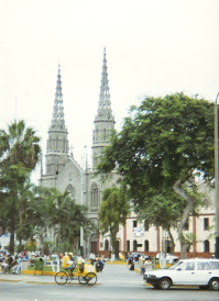 Zentralpark mit Glacevelo und Kirche San
                        Jos�
