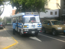 28
                          de Julio, blau-weiss-blauer Bus der Buslinie
                          SM18 ("Grieche") von Chorrillos nach
                          Carabayllo 02