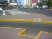 Miraflores, Avenida Schell, rampas de
                        acera