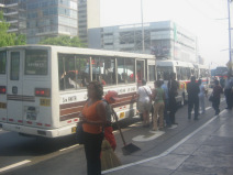 Miraflores, Avenida Larco, Bushaltestelle
                          mit Haltebucht, die von den Bussen nicht
                          benutzt wird