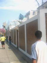 Miraflores, Avenida Palma, Gartenmauer mit
                        Starkstromschutz