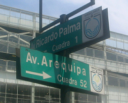 Strassenschilder am Kreisel beim
                        Kennedy-Park: Avenida Palma - Avenida Arequipa