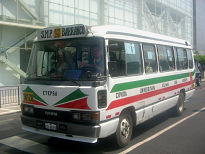 Miraflores, Avenida Arequipa,
                          grn-weiss-roter Bus
                          ("Spaghettibus") der Buslinie NM28
                          von San Martin de Porres nach Barranco