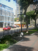 Miraflores, Avenida Pardo, grupo de bancos de
                      parque