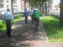 Miraflores, Avenida Pardo, pista de
                        bicicletas / camino peatonal