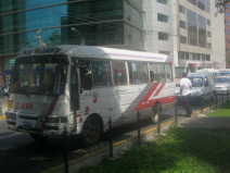 Miraflores, Avenida Pardo, bus
                        rojo-gris-blanco de Villa el Salvador a Callao