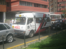 Miraflores, Avenida Pardo,
                          rot-grau-weisser Minibus der Buslinie CA75 von
                          Callao nach Ate