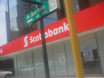 Se�al de tr�fico "Avenida Jos�
                        Pardo" antes de la Scotiabank