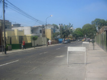 Miraflores, Avenida Bolognesi,
                          Huserzeile mit einstckigen Husern