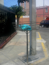 Miraflores, Avenida Bolognesi, cesto de
                      basura alta con bolsa de basura