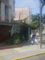 Miraflores, Avenida Bolognesi, eingegittertes
                      Haus mit Starkstromschutz