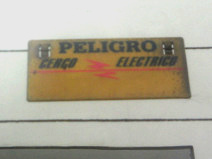 Miraflores, Avenida Bolognesi, se�al de
                        aviso con advertencia del corriente de alta
                        intensidad