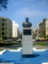 Miraflores, Plaza Bolognesi, monumento para
                      coronel Bolognesi