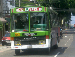 Miraflores, Avenida Bolognesi, grner Bus
                        der Buslinie NO07 von San Martin de Porres nach
                        Villa Maria del Triunfo
