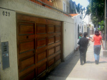 Miraflores, Avenida Bolognesi, puerta del
                        garaje en madera