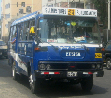 Miraflores, Avenida Bolognesi, blauer Bus
                        der Buslinie SM24 von Lurigancho nach San Juan
                        de Miraflores