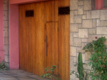 Miraflores, Avenida Bolognesi, otra puerta
                        de garaje en madera