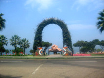 Miraflores, Malec�n Cisneros: Entrada
                        central del parque de los enamorados