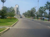 Miraflores, Malec�n Cisneros: Vista en
                        direcci�n del puente Rey, faltan pasos de
                        peatones