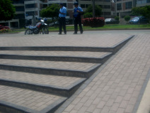 Miraflores, parque de los enamorados:
                        Escalera con rampa