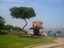 Miraflores, parque de los enamorados:
                        Escultura con �rbol