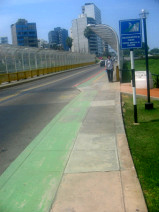 Miraflores, vista al puente Rey, acera, pista
                      de bicicleta