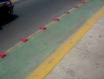 Miraflores: Puente Rey, barra entre la
                        pista de bicicleta y la carretera de carros con
                        clavos de carretera