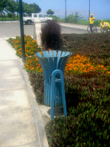 Miraflores, Malec�n 28 de Julio, cubo de
                      basura en celeste y en forma de una flor