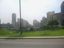 Miraflores, Malecon 28 de Julio, Sicht auf
                        Tennispl�tze des Tennisclubs "Terrazas de
                        Miraflores" und Wolkenkratzer