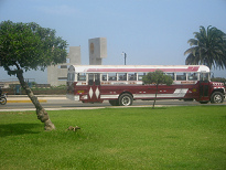 Miraflores, Malecon 28 de Julio, alter,
                        roter Bus der Buslinie EO35 von Chorrillos nach
                        Lurigancho