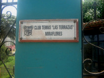 Miraflores, Malec�n 28 de Julio, puerta de
                        entrada del club de tenis "Terrazas de
                        Miraflores", placa