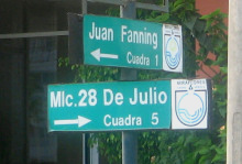 Se�ales de tr�fico al cruce Malec�n 28 de
                        Julio / Fanning